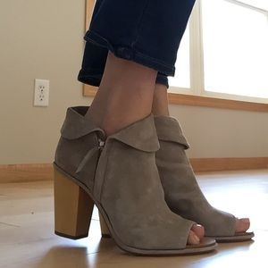 Women’s Vero Cuoio peep toe suede booties sz 91/2